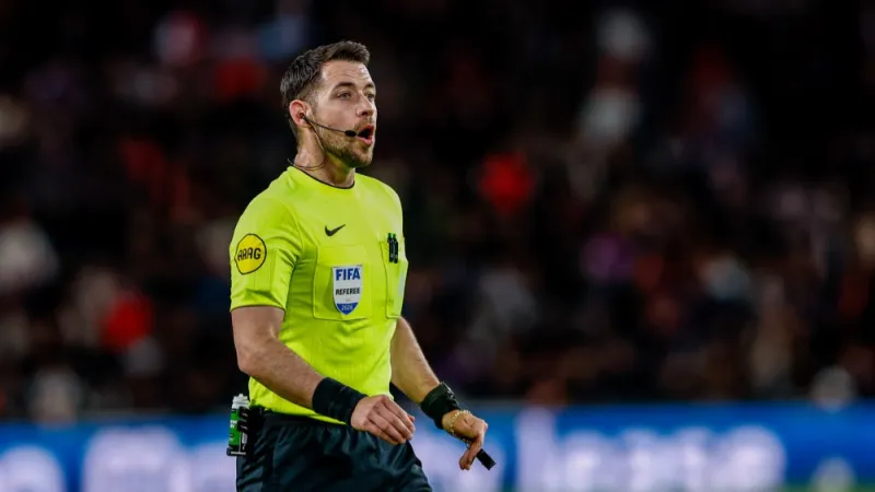 Marc Nagtegaal scheidsrechter tijdens wedstrijd tussen AZ en Feyenoord