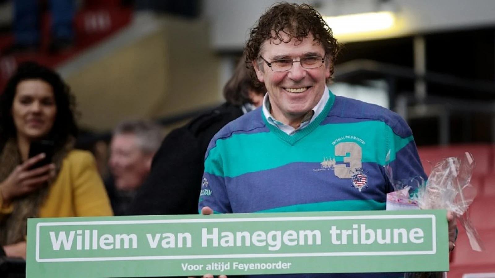 Van Hanegem zwaar geëmotioneerd na omhelzing van Kuyt