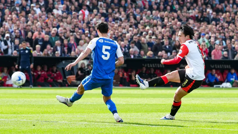 PraatMee | Moet Feyenoord topscorer Ueda behouden?