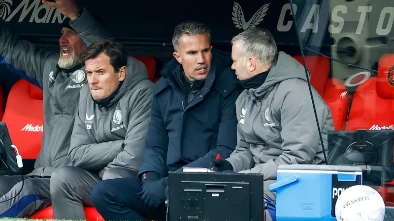 'Grote verschuiving bij Feyenoord: Van Persie vertrekt, Bakkati blijft, Hake lonkt naar Leicester City'