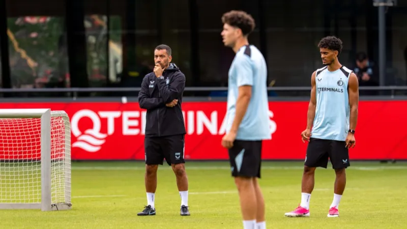 Van Bronckhorst: 'Het is de eerste oefenwedstrijd maar we moeten er wel gelijk staan'