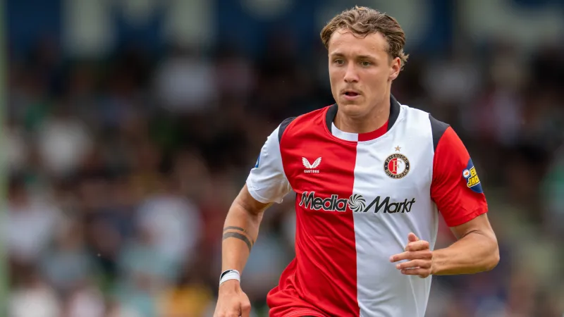 Feyenoord-talent Van den Elshout ruikt zijn kans: 'Ik sta waar ik neergezet word'