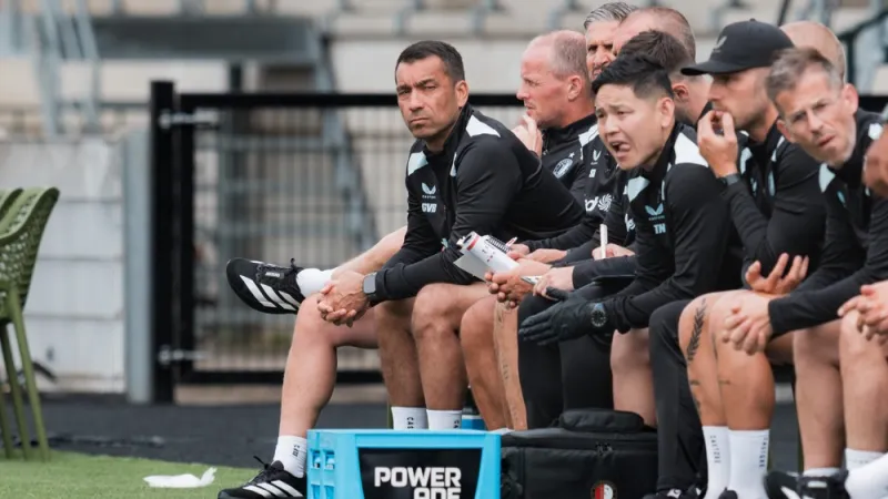 Van Bronckhorst: 'Ik moet zeggen dat de jongens deze week een goede week hebben meegemaakt'