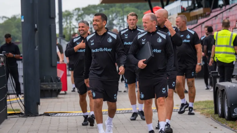 Van Bronckhorst: 'Ik vond vandaag dat het wel met name in het veldspel te gehaast was'