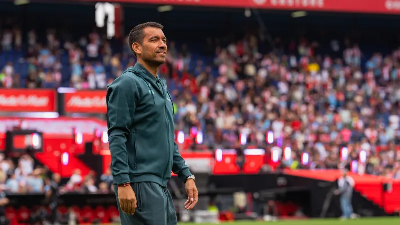 Van Bronckhorst ambitieus: 'Uiteindelijk moeten we wel een elftal hebben dat om het kampioenschap gaat strijden'