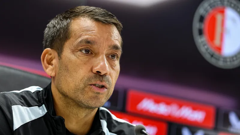 Van Bronkhorst geeft uitleg over afwezigheid van twee spelers