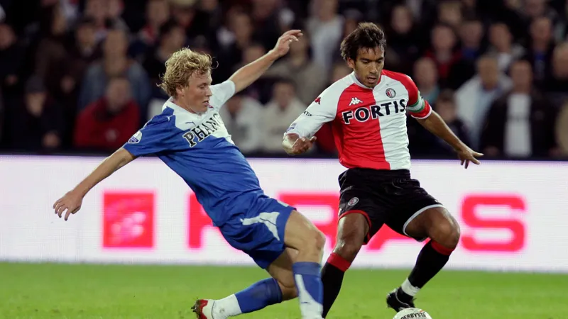 Meer dan een band: Aanvoerders waarschuwen Van Bronckhorst