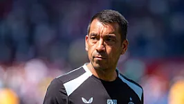OPSTELLING | Van Bronckhorst voert wijziging door in basis ten opzichte van wedstrijd tegen Sparta Rotterdam