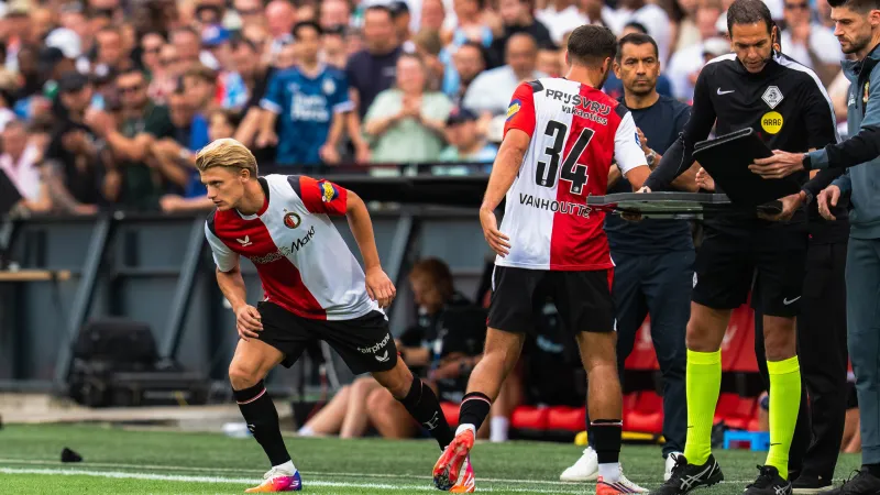 Feyenoord-supporters kritisch op Van Bronckhorst: 'Na die wissel steekt Go Ahead doodsimpel het middenveld over'