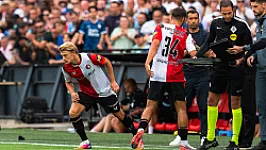 Feyenoord-supporters kritisch op Van Bronckhorst: 'Na die wissel steekt Go Ahead doodsimpel het middenveld over'