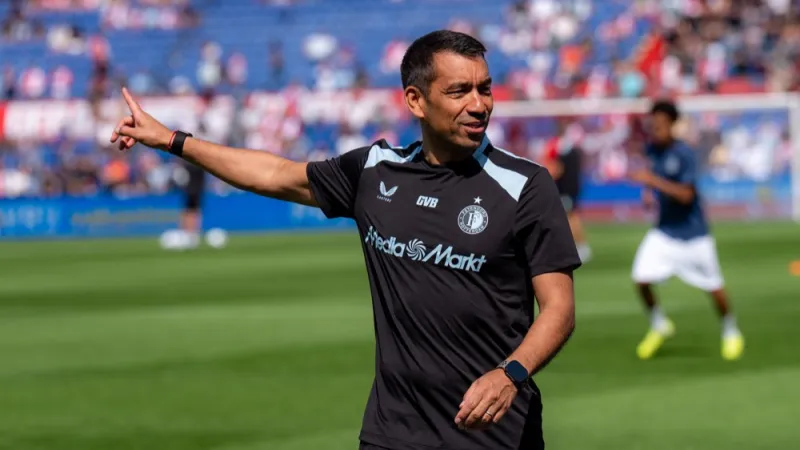 Van Bronckhorst noemt twee Feyenoorders die goed in de markt liggen, maar er speelt nog niets concreet