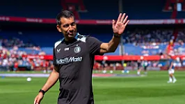 Vermoedelijke opstelling: 'Van Bronckhorst voert wijzigingen door in verdediging'