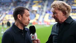 Van Bronckhorst legt afwezigheid van aanvaller uit: 'Heeft een tik afgelopen maandag gehad, tegen Westerlo'