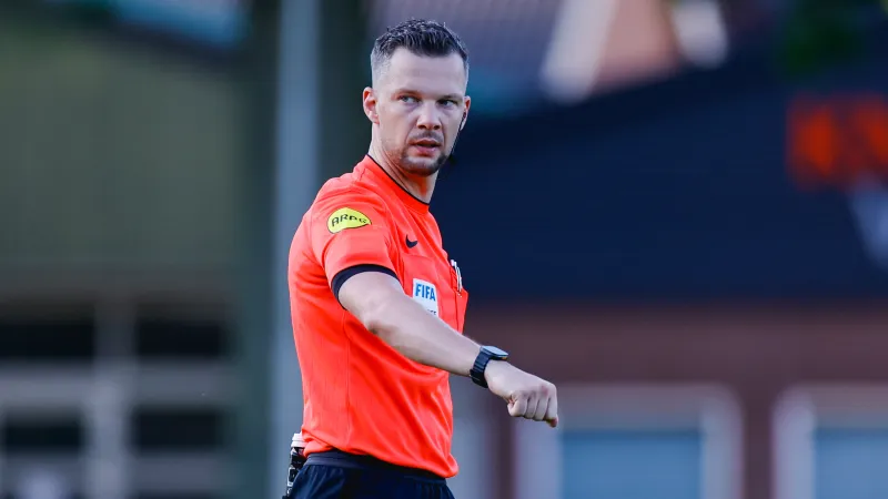 Robin Hensgens zondag scheidsrechter bij wedstrijd Feyenoord tegen ADO Den Haag