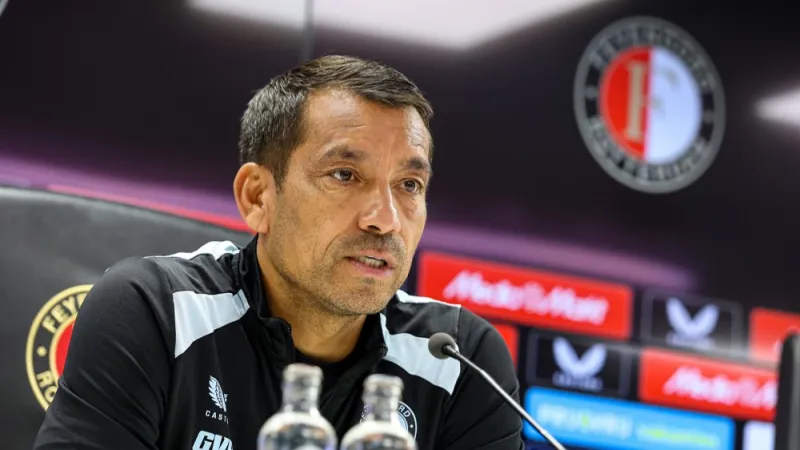 Van Bronckhorst sprak deze week weer met Feyenoorder: 'Ik heb niet het gevoel dat hij per se weg wil nee'