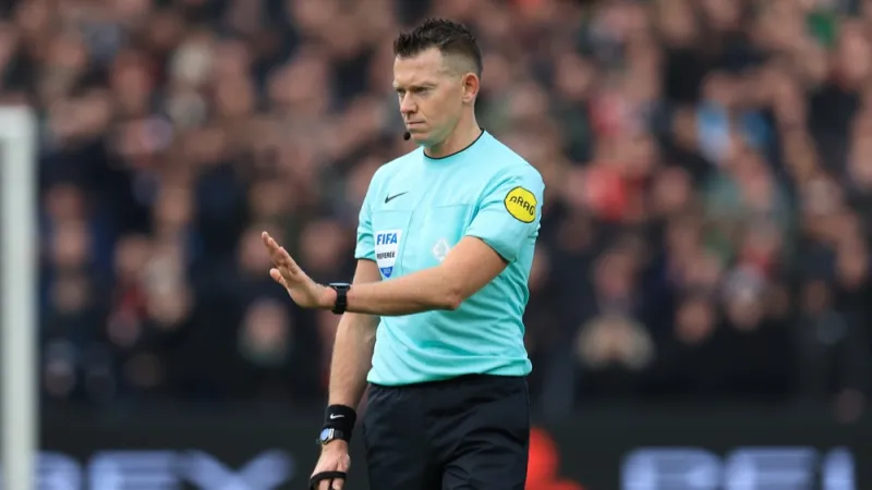 Allard Lindhout scheidsrechter tijdens wedstrijd tussen NEC Nijmegen en Feyenoord
