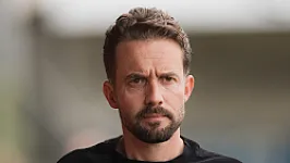Rigaux legt financiële situatie Feyenoord bloot: 'Je koopt geen ploeg, je bóuwt een ploeg'