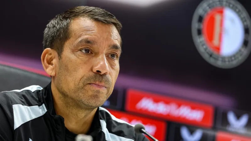 Van Bronckhorst wacht af: 'Ik verwacht niet dat hij weggaat'