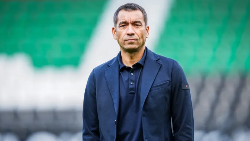 Van Bronckhorst geeft tekst en uitleg over afwezigheid Hadj Moussa: 'Vandaag is hij daardoor twee keer te laat gekomen'