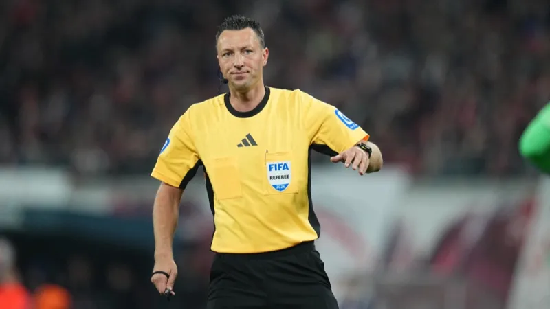 Wedstrijd tussen FC Barcelona en Feyenoord onder leiding van scheidsrechter Sven Jablonski
