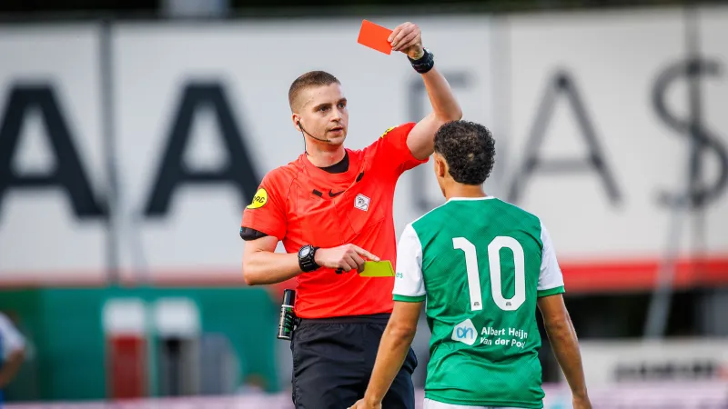 Ouarghi met rood van het veld, Sliti en Plug vs Slory