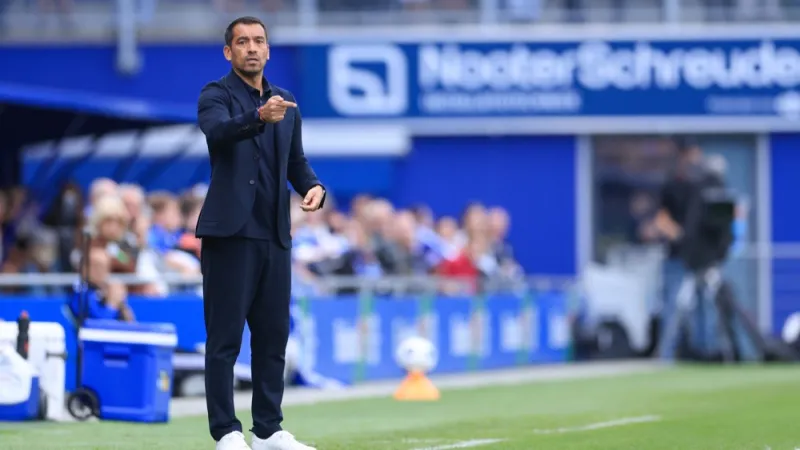 Van Bronckhorst: 'Ik denk dat dit voor mij persoonlijk wel de beste helft is die ik mijn team heb zien spelen'