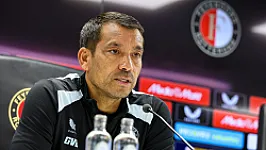 LIVESTREAM 14:15 | Van Bronckhorst blikt vooruit op thuisduel met FC Utrecht