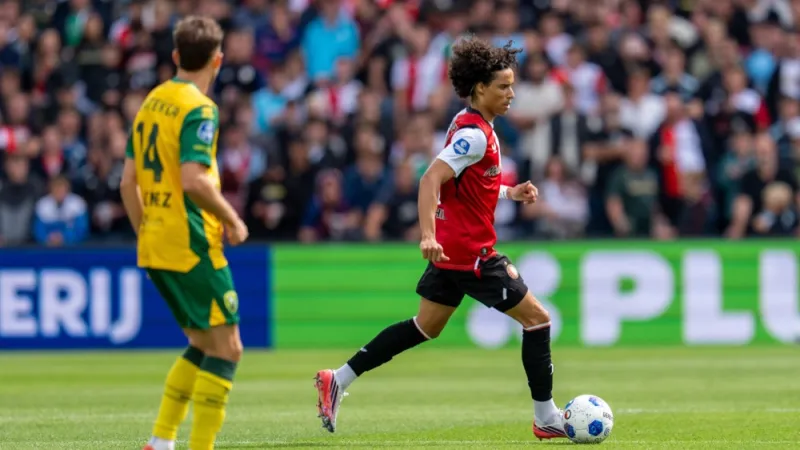 'Arsenal FC en Chelsea FC houden Feyenoord-uitblinker Gjivai Zechiël nauwlettend in de gaten'