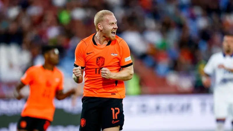 Mexx Meerdink bezorgt Oranje met twee goals eerste overwinning onder Xavi