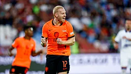 Mexx Meerdink bezorgt Oranje met twee goals eerste overwinning onder Xavi