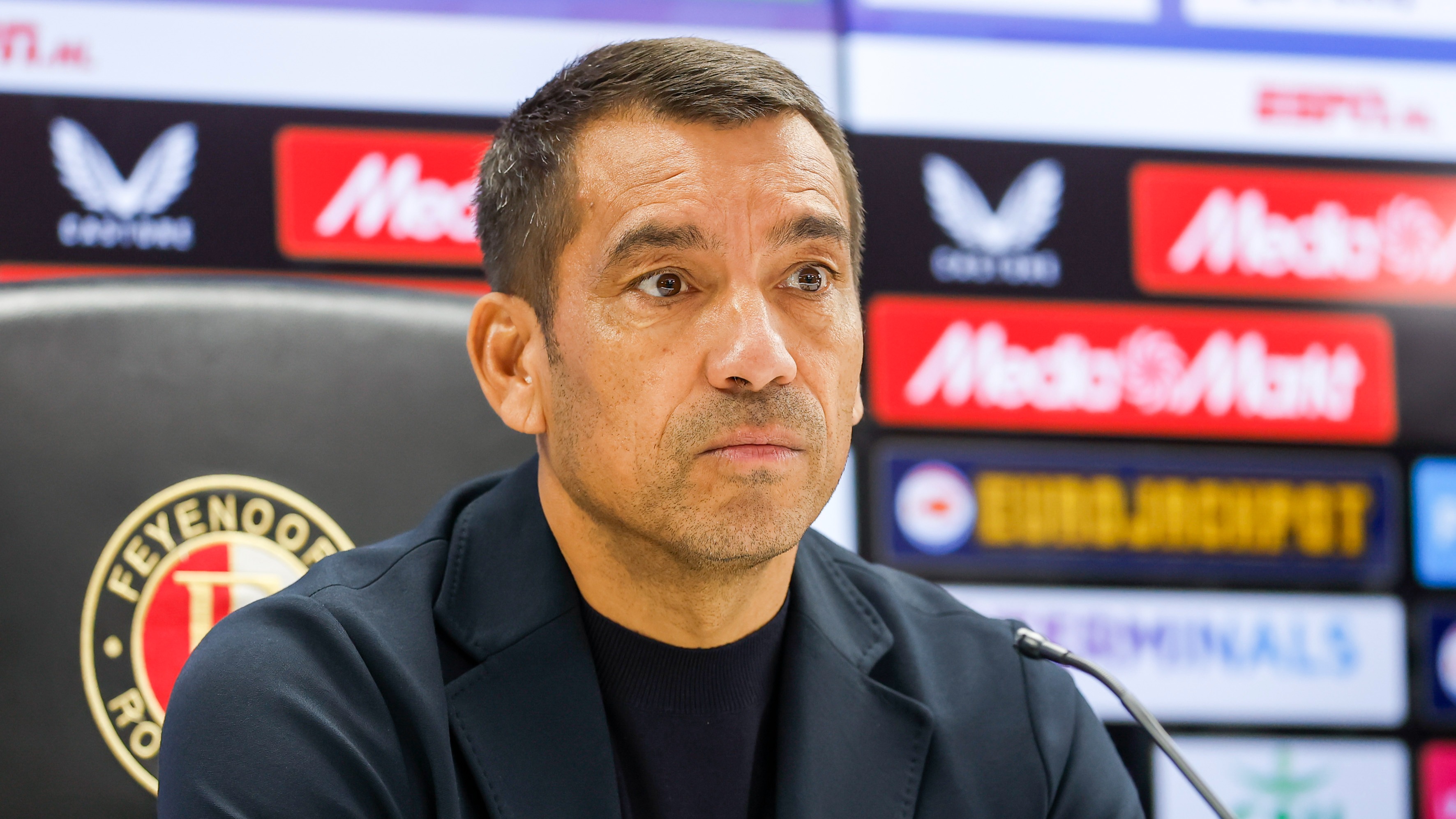 Van Bronckhorst tempert euforie: 'Bij Feyenoord is alles heel extreem'