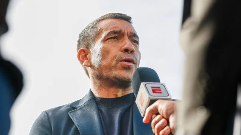 Van Bronckhorst verklaart wijzigingen in Feyenoord-defensie