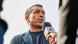 Van Bronckhorst verklaart wijzigingen in Feyenoord-defensie