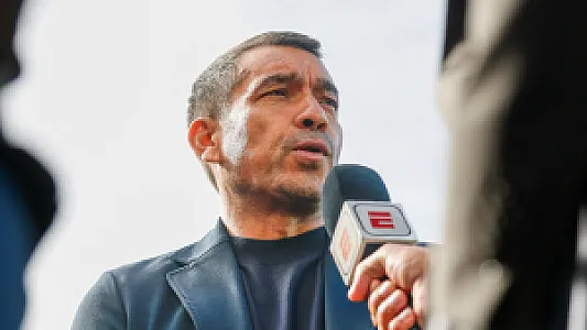 Van Bronckhorst verklaart wijzigingen in Feyenoord-defensie