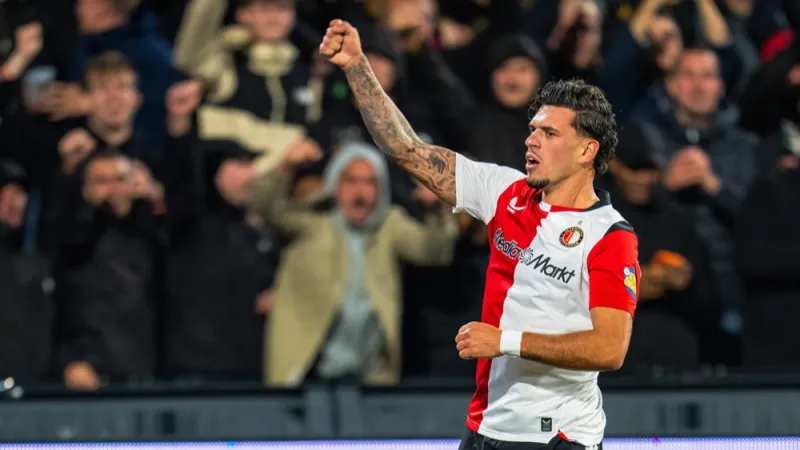 Feyenoord wint van AZ na sterke wedstrijd en is koploper van de Eredivisie