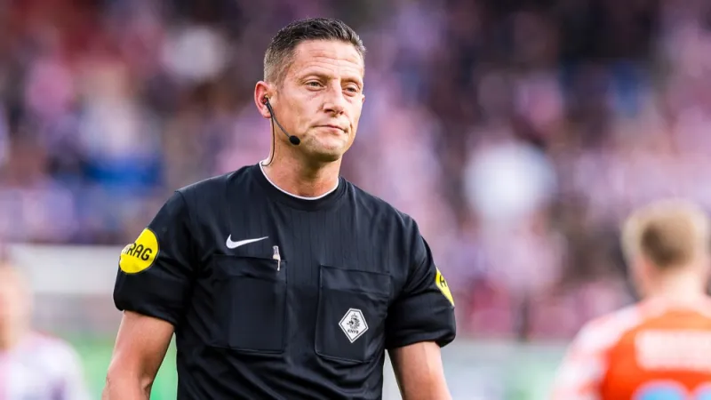 Jeroen Manschot scheidsrechter tijdens wedstrijd tussen Telstar en Feyenoord