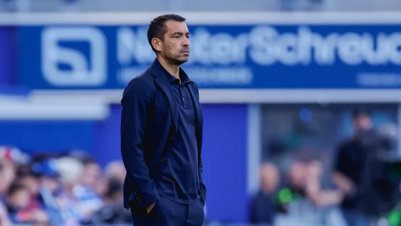 Van Bronckhorst geeft update over Valente: 'We wilden met hem geen risico nemen'