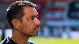 Van Bronckhorst geeft update over Moder, Van Persie en Nelson