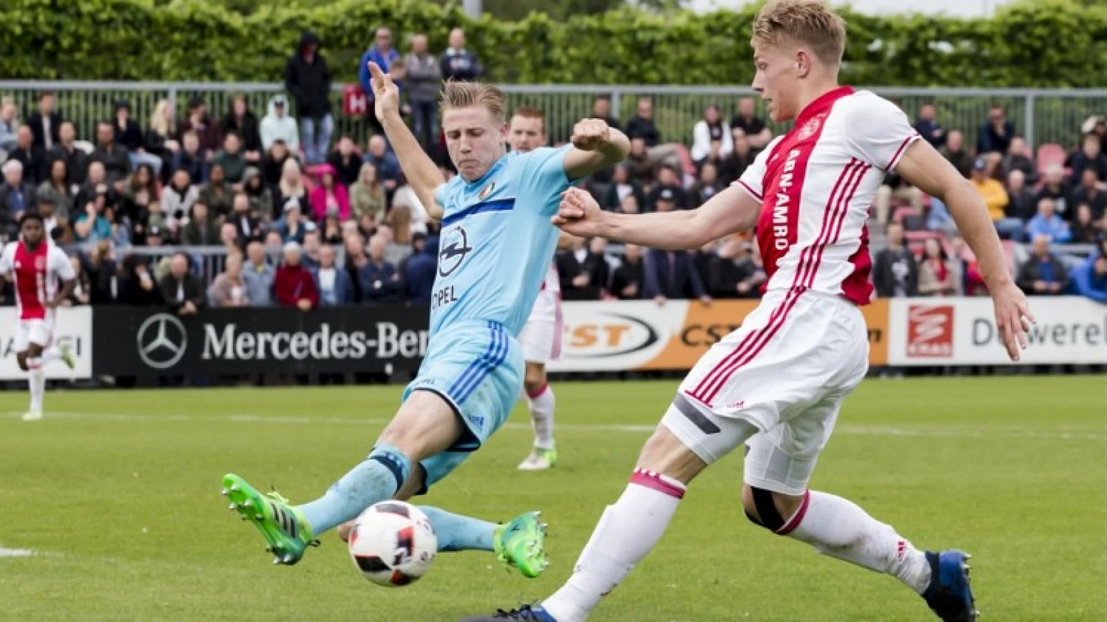 Feyenoord-talent wil plek in eerste elftal:  'Daardoor kom ik sterker terug en kijk ik er positief tegenaan'