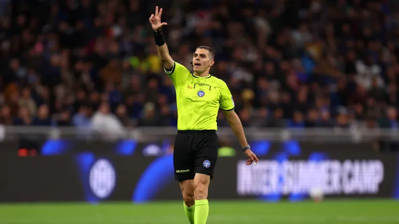 Simone Sozza scheidsrechter tijdens wedstrijd tussen Real Betis en Feyenoord