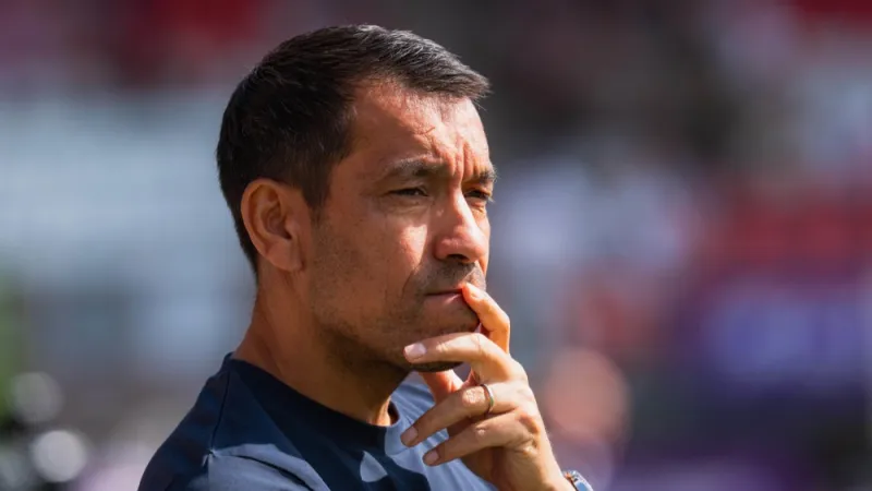 Van Bronckhorst: 'Dat hadden we de tweede helft veel beter onder controle'