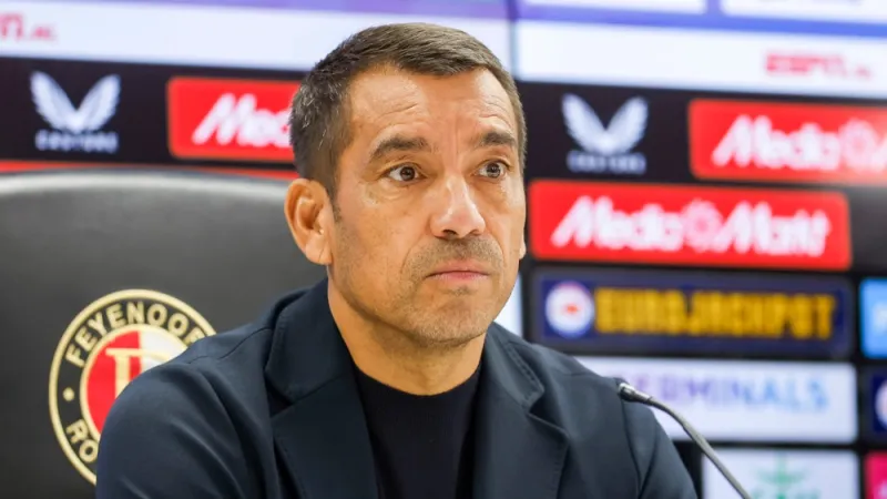 Van Bronckhorst: 'Dat maakt het wel lastig voor elk team denk ik'