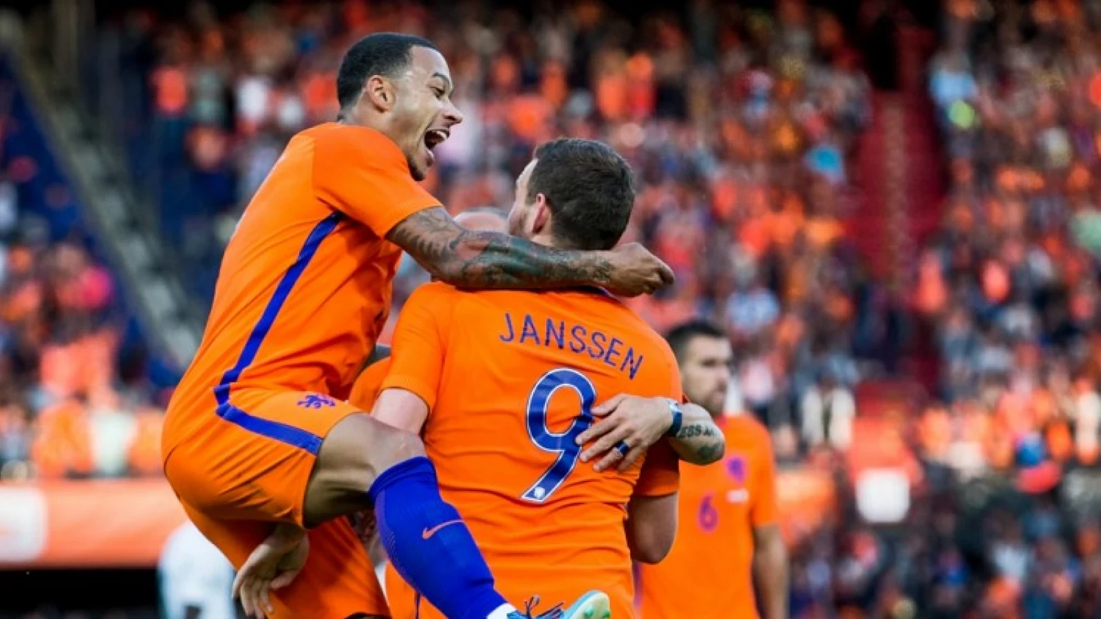 Oranje wint in de Kuip, Berghuis valt in