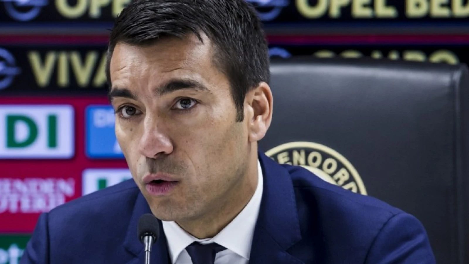 Van Bronckhorst over transferzomer: 'Daar zijn we ook een beetje afhankelijk van'