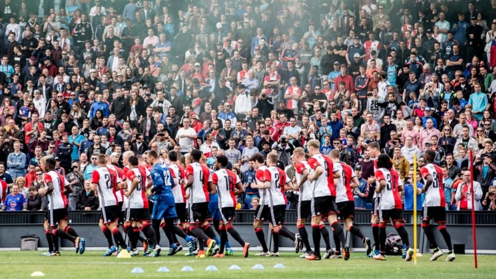 Feyenoordselectie signeert voetbal voor veiling Huntington