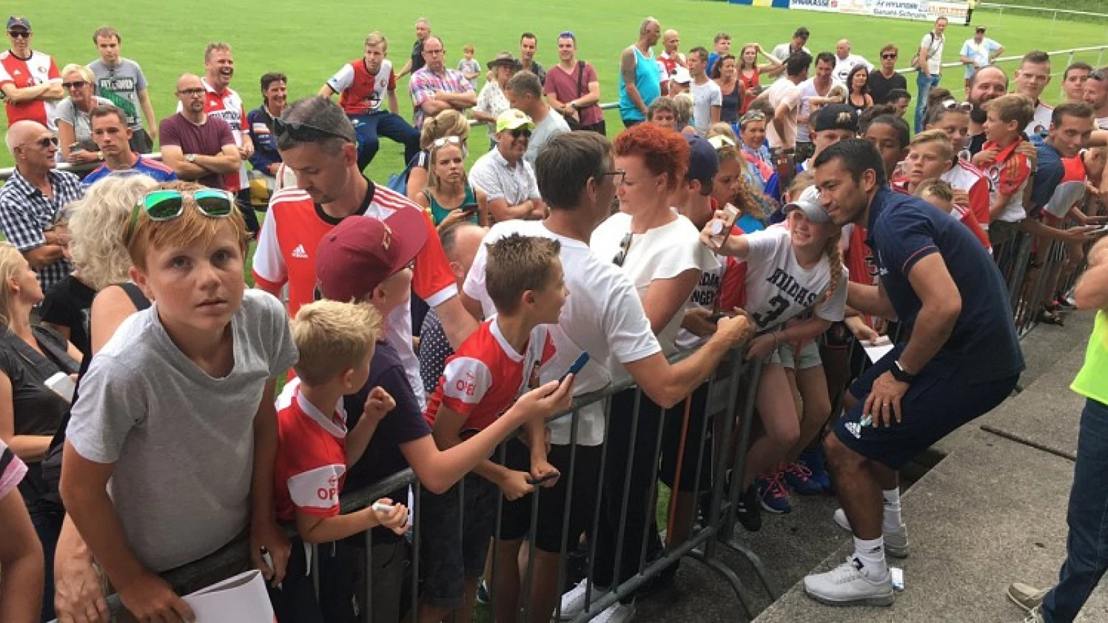 FOTO | Van Bronckhorst neemt alle tijd voor supporters