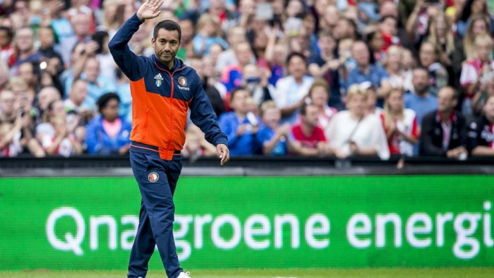 Van Bronckhorst: 'Ik en Van Persie hebben gebeld'