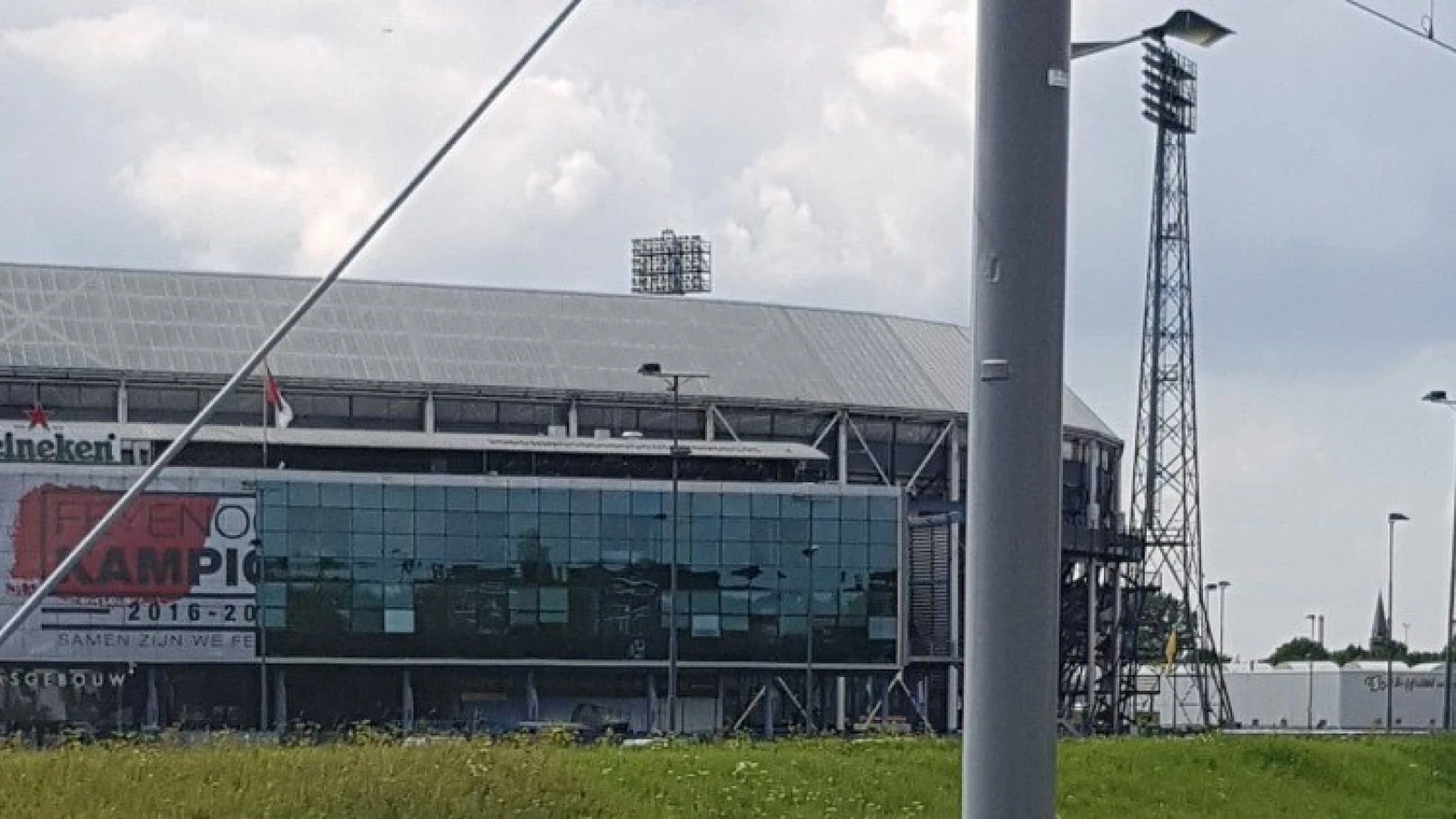 Feyenoord verwijdert kampioenstickers op Maasgebouw