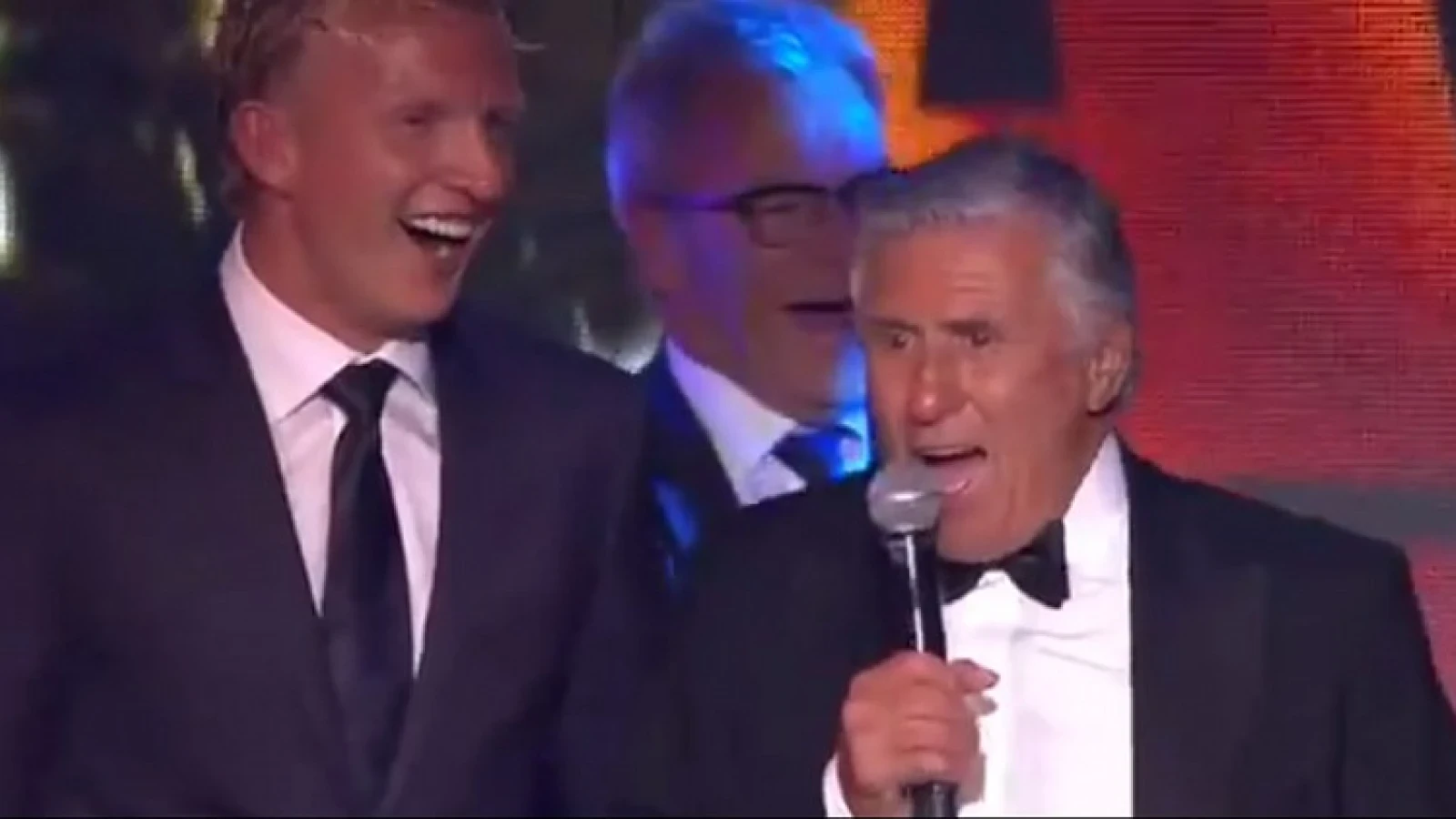 VIDEO | Sjaak Swart zingt 'Hand In Hand'