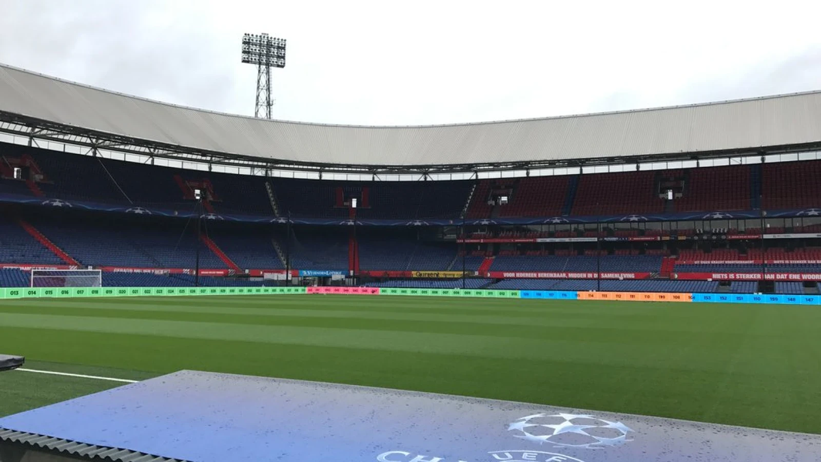 FOTO'S | De Kuip krijgt Champions League uitstraling 